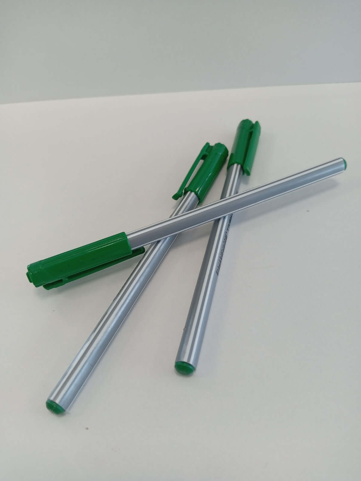 Pixuri cu cerneală verde, perfecte pentru notițe și scris clar.