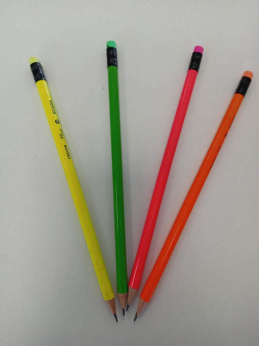 Set de creioane colorate și/sau grafit, ideale pentru desen, scris și activități artistice pentru copii și adulți.