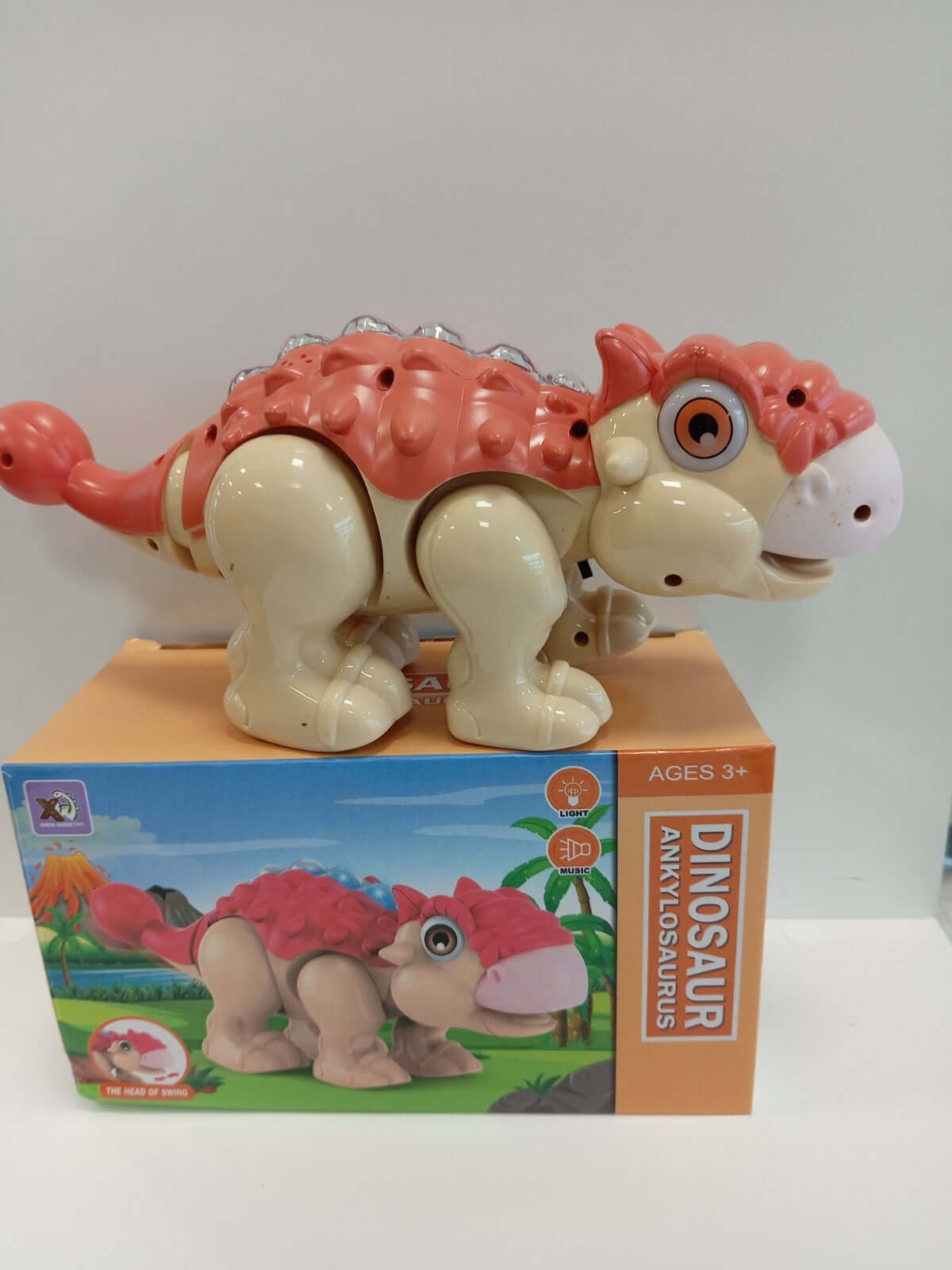 Dinosaur jucărie colorat, ideal pentru joacă creativă și colecționare, perfect pentru copii pasionați de dinozauri.