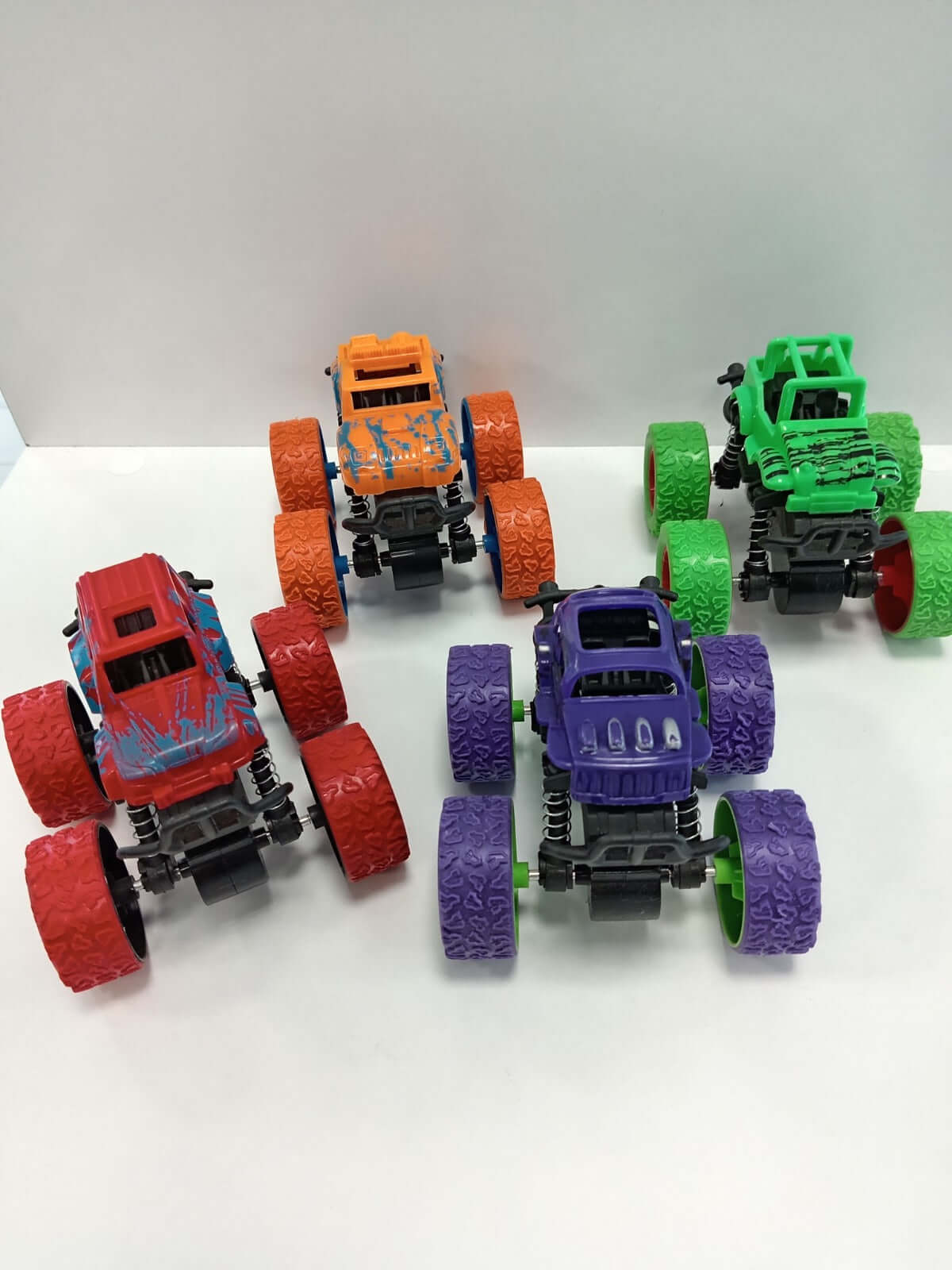 Jucării Monster Truck rezistente și colorate, perfecte pentru aventuri pline de acțiune și joacă în aer liber pentru copii.