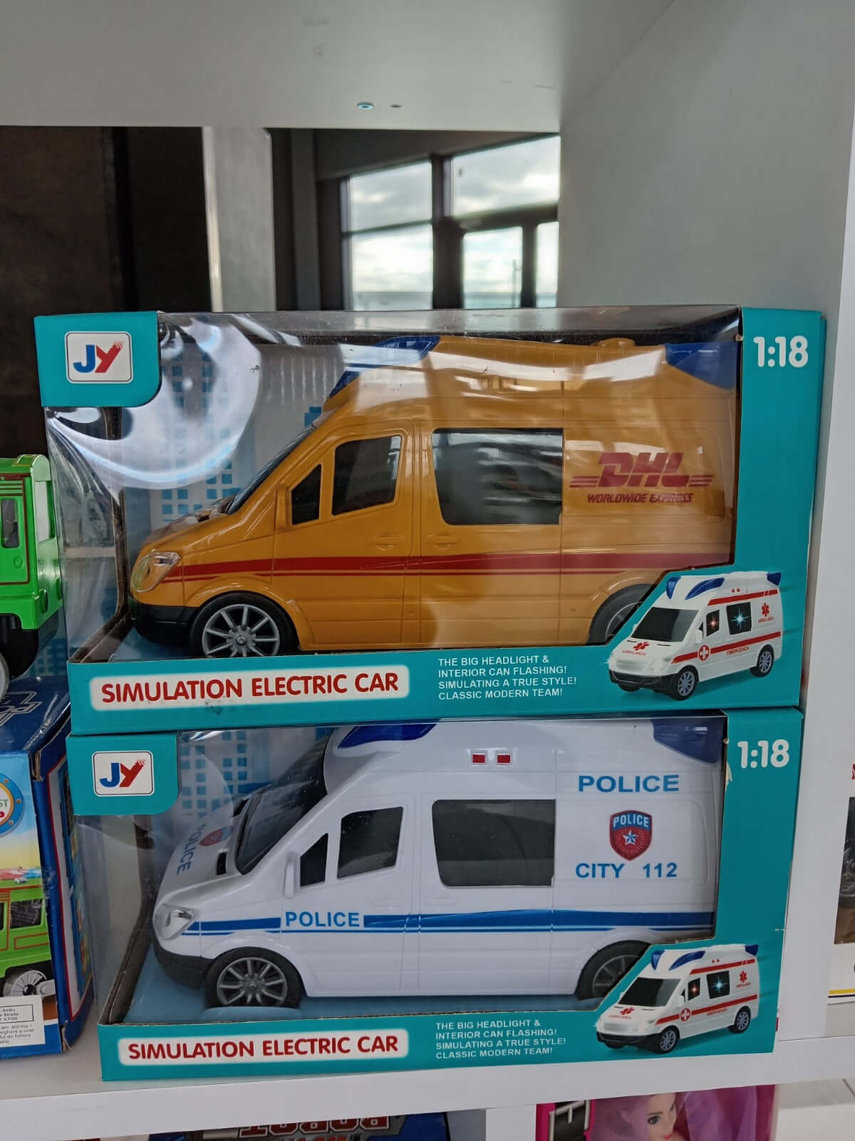 Mașinuțe electrice tip dubă, perfecte pentru copii, cu funcții interactive și design atractiv pentru joacă în aer liber.