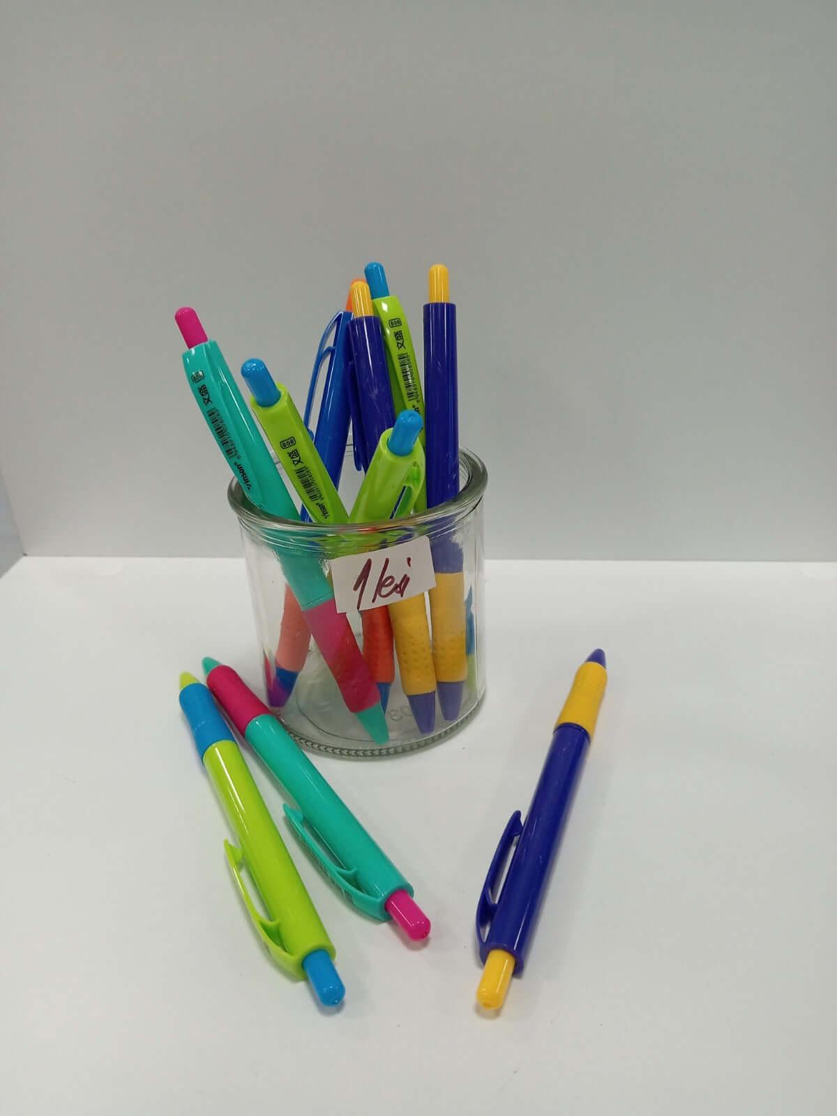 Pixuri colorate cu mină albastră, ideale pentru scris și desen, oferind confort și precizie în utilizare zilnică.